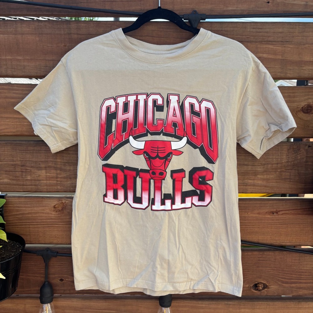 Ultra Game Chicago Bulls T-Shirt Mens Medium Tan Gently Used NBA Graphic Tee